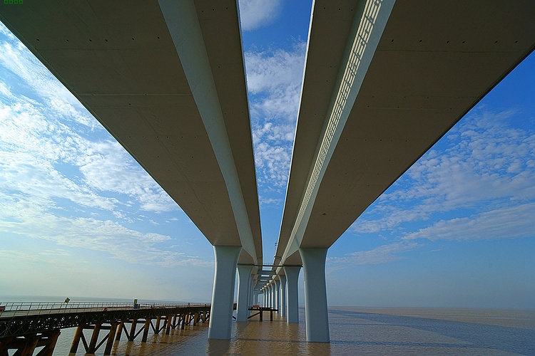 海洋环境下混凝土观光桥梁，嘉绍大桥采用硅烷浸渍+环氧氟碳涂层体系